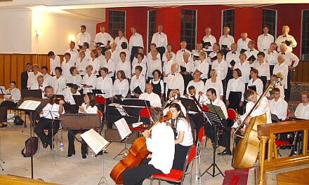 Bachchor mit seinem Dirigenten Horst Gehann vor der Auffhrung in Kairo.