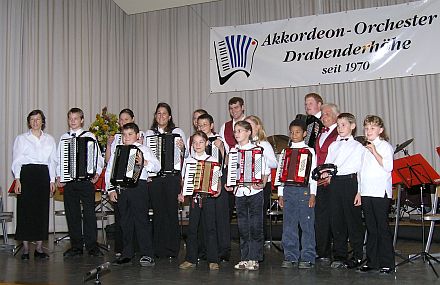 Verdienter Applaus fr die Nachwuchsgruppe des Akkordeon-Orchester Drabenderhhe und ihre Leiterin Edeltraute Gndisch-Wagner.