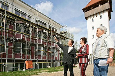 Architekt Franz Szilagyi (links) informiert die Heimleitung des Altenheims Drabenderhhe, Brigitte Thomke und Hans Klein, ber die Fertigstellung der neuen Station. Foto: Christian Melzer