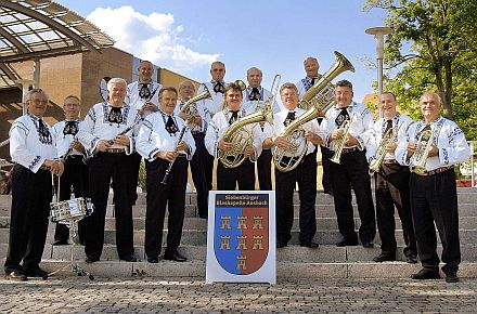 Die Blaskapelle Ansbach feierte ihr zehnjhriges Jubilum, von links nach rechts: Helmuth Homm, Georg Zeckel, Michael Bartha, Michael Hermann, Otto Gliebe, Arnold Brenndrfer, Julius Wagner, Christian Pekari, Michael Ludwig, Stefan Stamp, Walter Servatius, Georg That, Thomas Lutsch und Hans Weidenfelder.