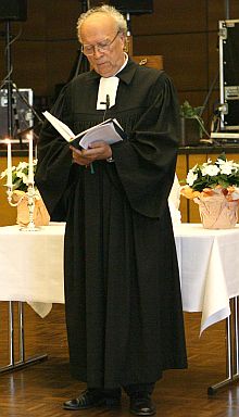 In seiner Predigt sprach Herr Dekan a. D. Hermann Schuller Vernderungen der Siebenbrger Sachsen an, die sich seit ihrer Ausreise aus Siebenbrgen vollzogen haben. Foto: Christian Melzer