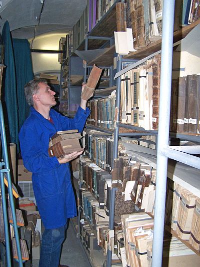 Dr. Rainer Kramer im Archiv der Honterusgemeinde in Kronstadt: Zur sachgemen Aufbewahrung mssen die wertvollen Archivalien vor zu hoher Luftfeuchtigkeit und Ungezieferbefall geschtzt werden.