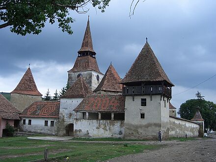 Eindrucksvolle Kirchenburg von Arkeden.