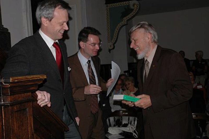 Der Buchreihenherausgeber Dr. Harald Roth (links) ...