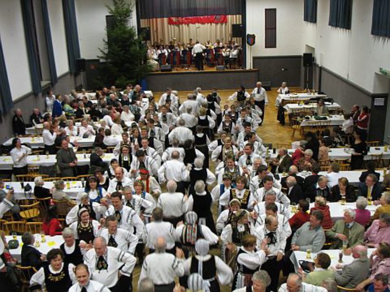 119 Trachtentrger beim Kathreinenball in ...