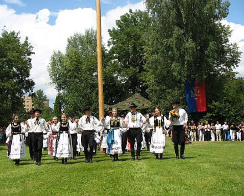 Die Trachtenpaare beim Aufmarsch beim Kronenfest ...