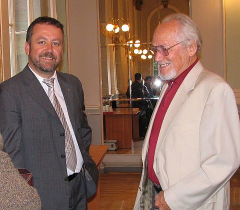 Hans Bergel (rechts) im Gesprch mit dem ...