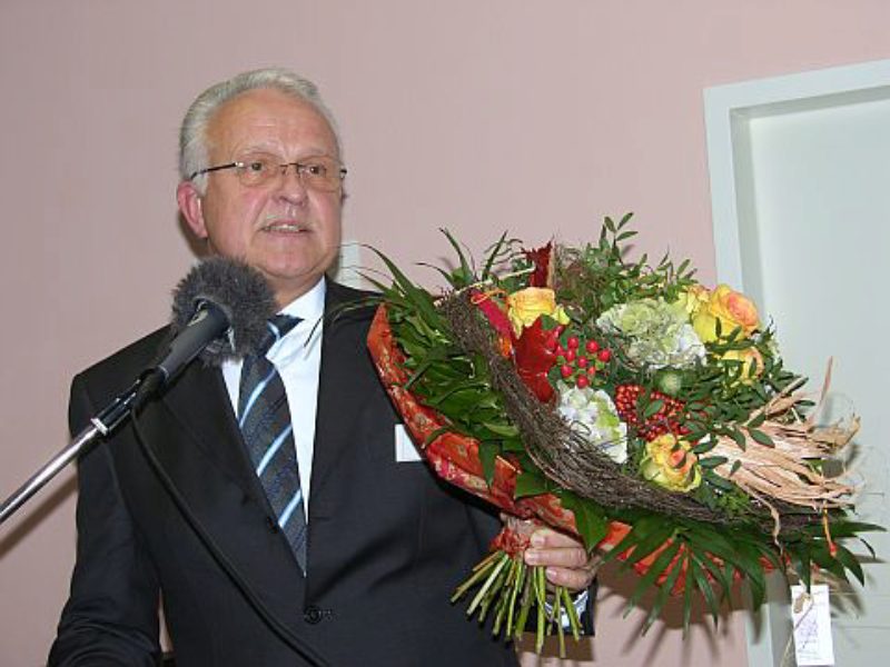 Dem scheidenden Bundesvorsitzenden Volker Drr ...