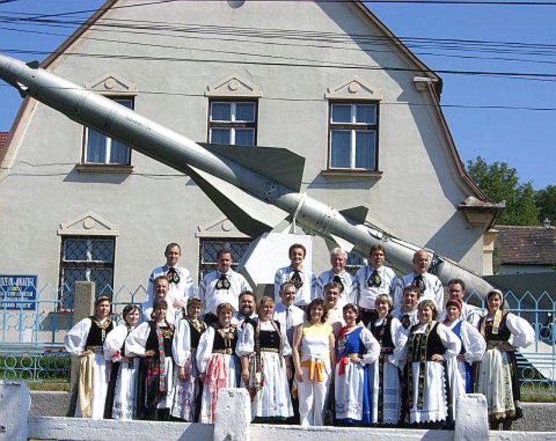 Die Tanzgruppe Ingolstadt vor dem Hermann-Oberth ...