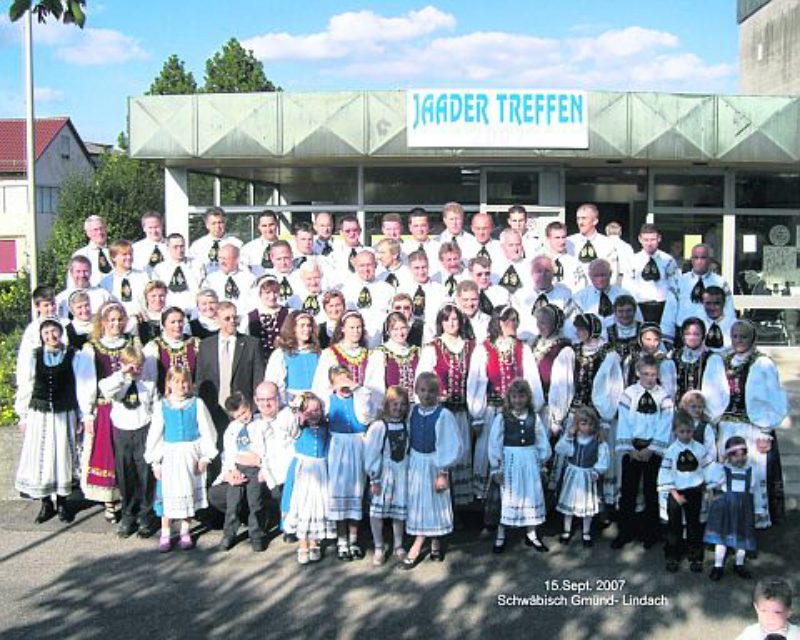 Jaader Trachtentrger vor der Eichenrainhalle in ...