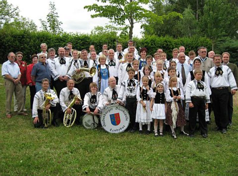 Gruppenbild mit den Ehrengsten sowie den ...