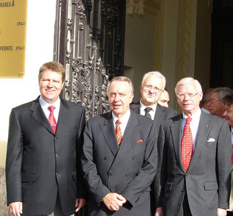 Vor dem Rathaus in Hermannstadt (v.l.n.r.): ...