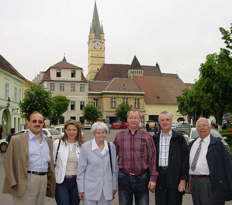 Gruppenbild am alten Markttplatz von Mediasch, ...