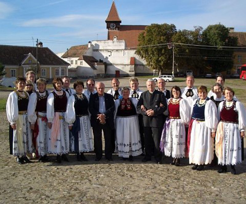 Reumarkter Chor vor der Kirche in Reumarkt. ...