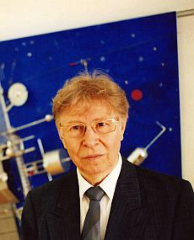 Reinhardt Schuster vor seiner „T-Raumstation“ in ...
