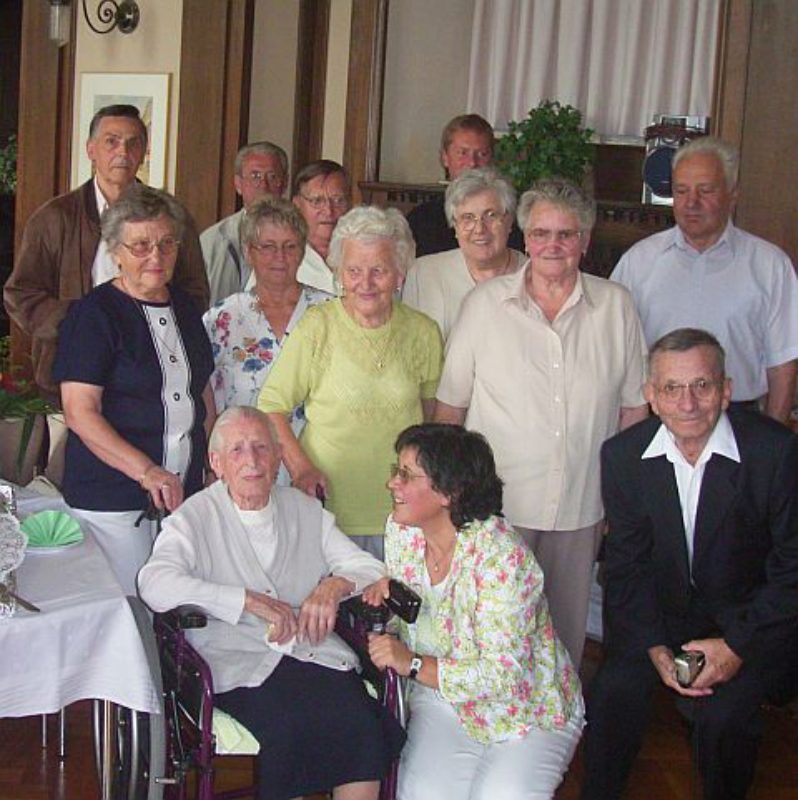 Gruppenbild der Familie mit der hundertjhrigen ...
