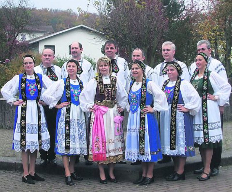 Tanzgruppe Mittelhessen, vordere Reihe, von ...