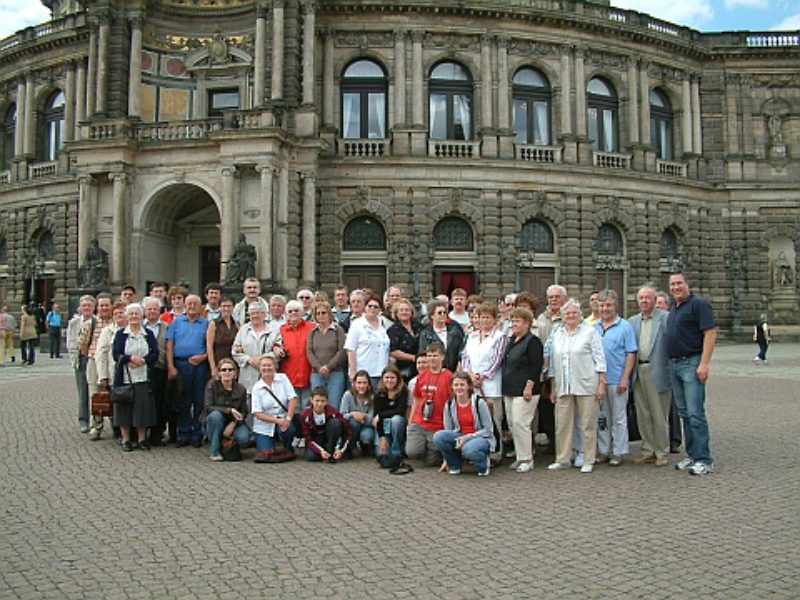 Die Lohhofer Reisegruppe vor der Semperoper in ...