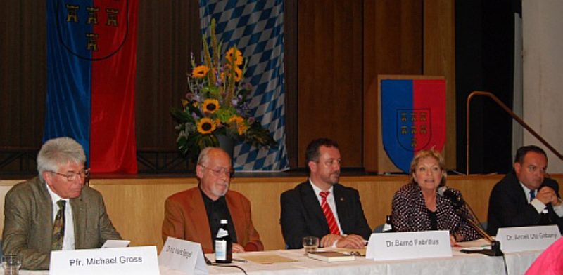 Auf dem Podium im Adalbert-Stifter-Saal, von ...