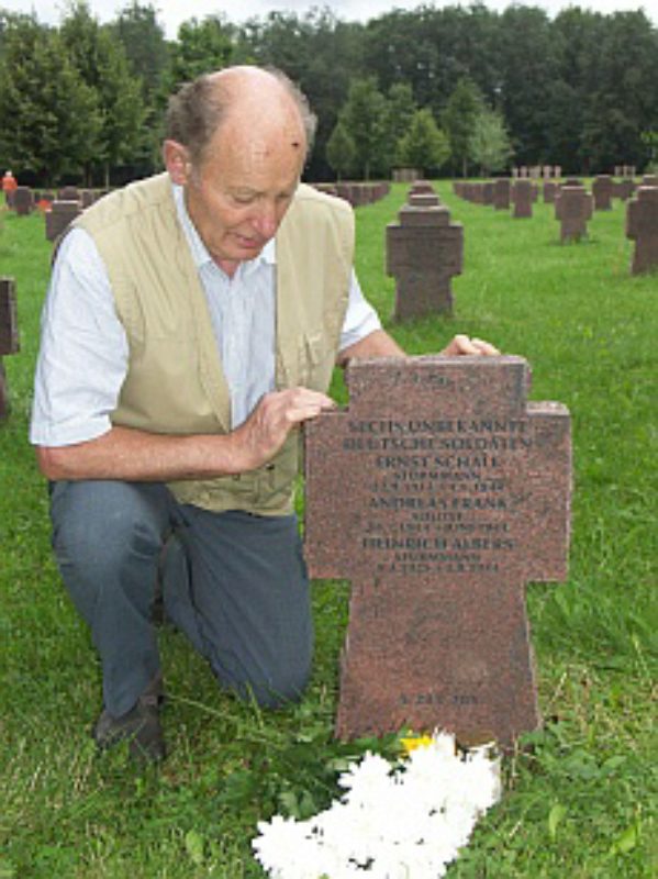 Soldatenfriedhof in Narwa: Andreas Frank am Grab ...