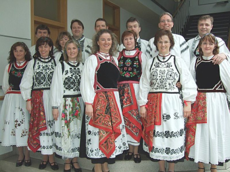 Die Aschaffenburger Tanzgruppe nach dem Auftritt ...