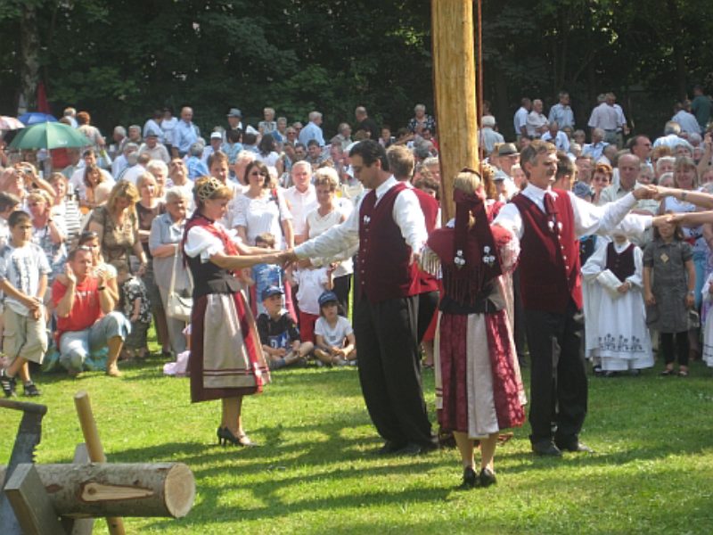 Die Gste des Kronenfestes: Die Tanzgruppe der ...