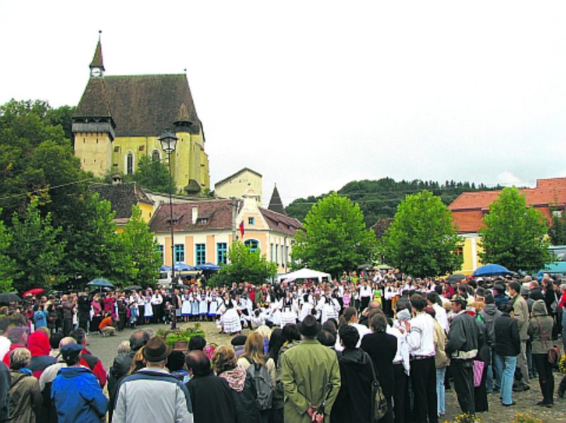 Schwungvolle Tanzdarbietung auf dem Hauptplatz in ...