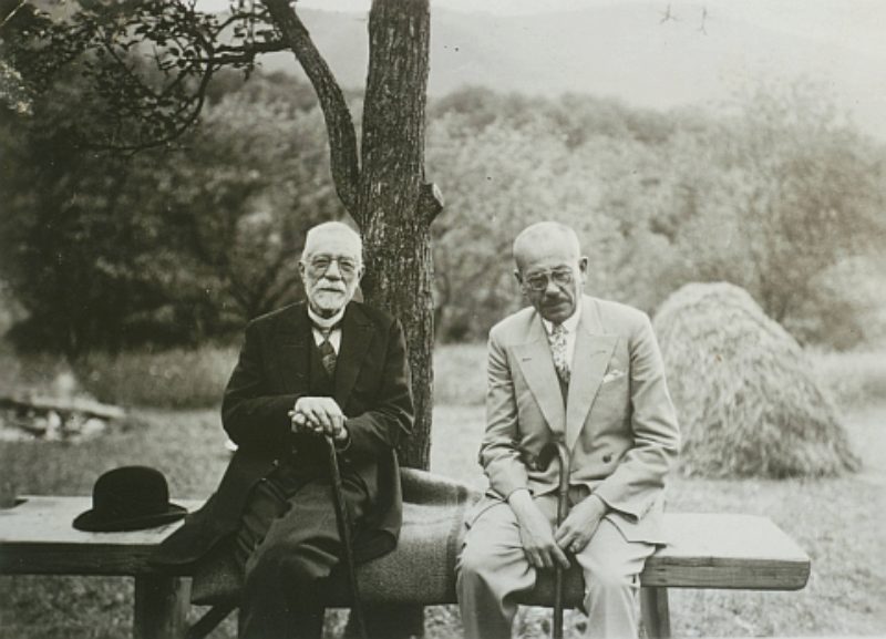 Bischof D. Dr. Friedrich Teutsch (links) mit dem ...