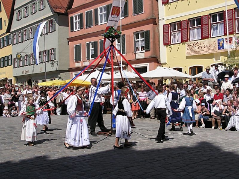 
Die Bblinger Kindertanzgruppe bei ihrem ...