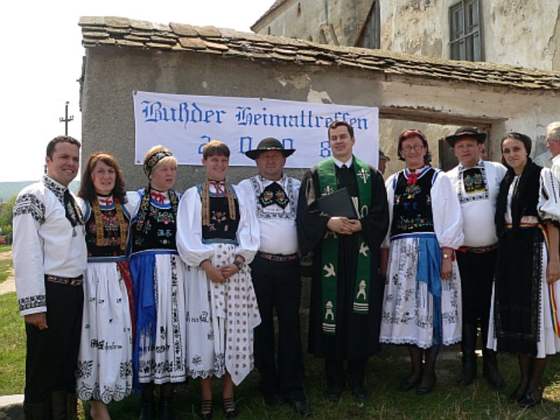 Trachtentrger beim Buder Treffen mit Pfarrer ...