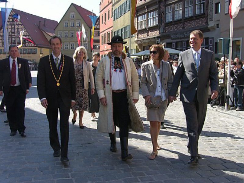 Ehrengste auf dem Weg zur Festtribne, von ...