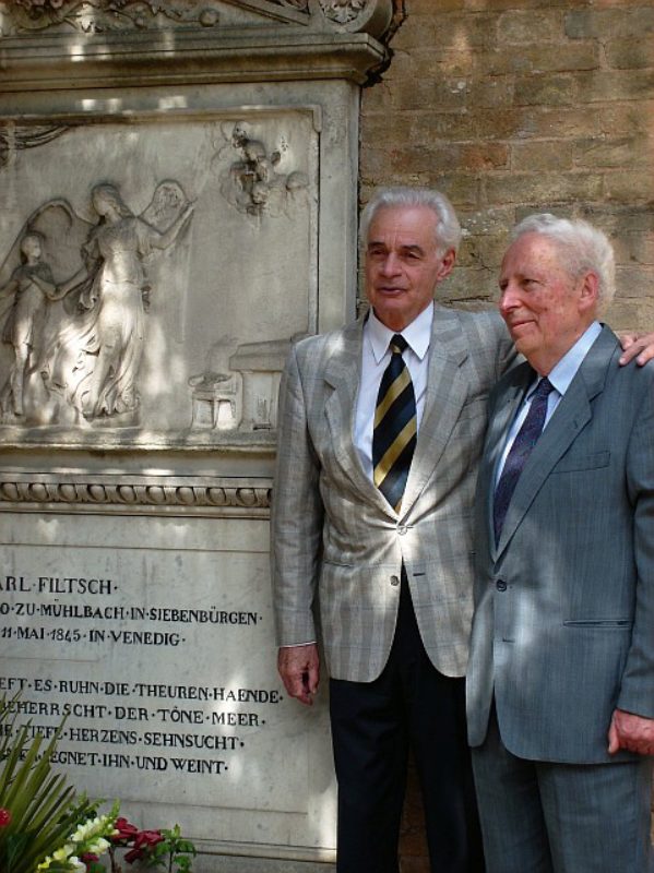 Peter Szaunig (links) und Walter Krafft am Grabe ...