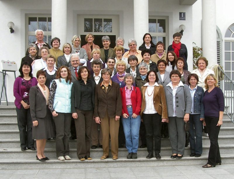 Die Tagungsteilnehmer vor der Tagungssttte in ...