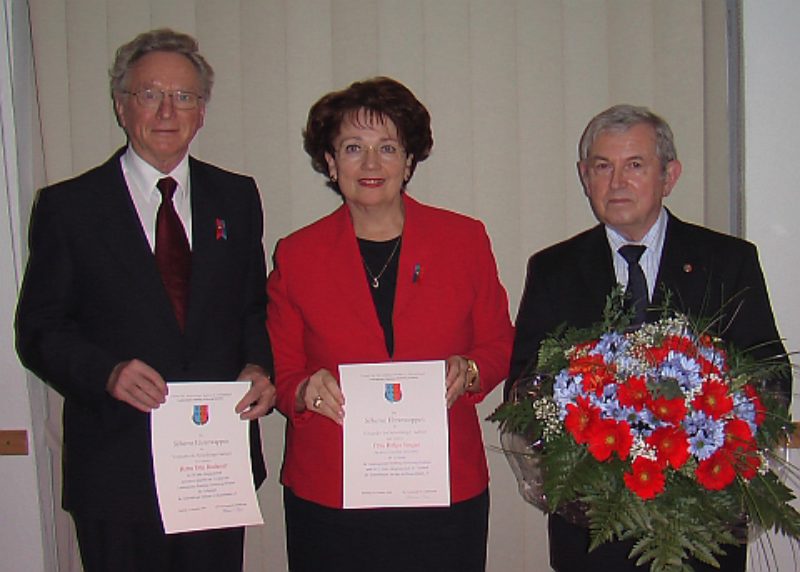 Helmut Beer (Erster von rechts) verlieh das ...