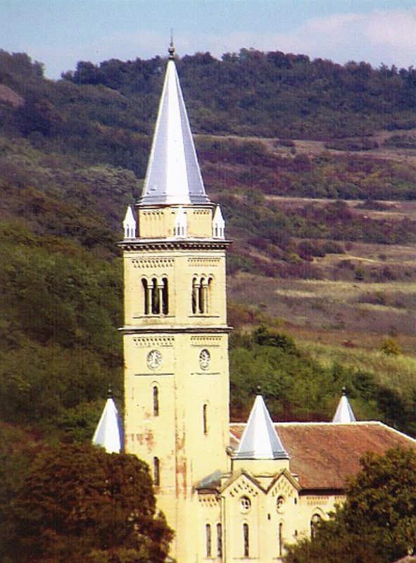 Frisch renovierte Kirche mit Glockenturm in ...