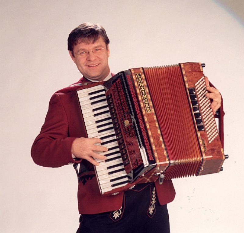 Hans Bruss spielt seit 1995 als Klarinettist in ...