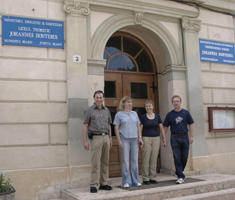 Vor dem Honterus-Lyzeum in Kronstadt. ...