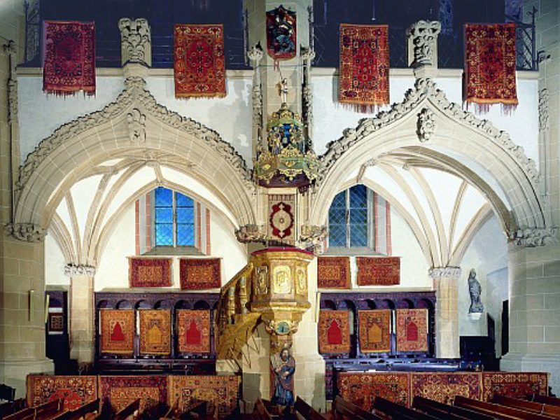Die Kanzel der Schwarzen Kirche, flankiert von ...