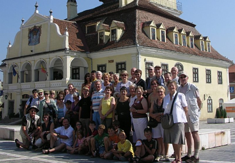 Die deutsch-belgische Reisegruppe vor dem Alten ...