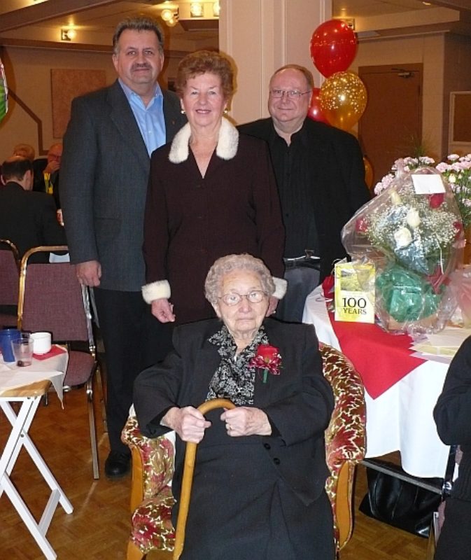Die 100-jhrige Maria Mathes mit (von links) dem ...