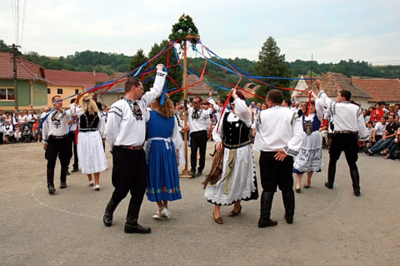 Bndertanz beim Kleinschelker Treffen. Foto: Don ...