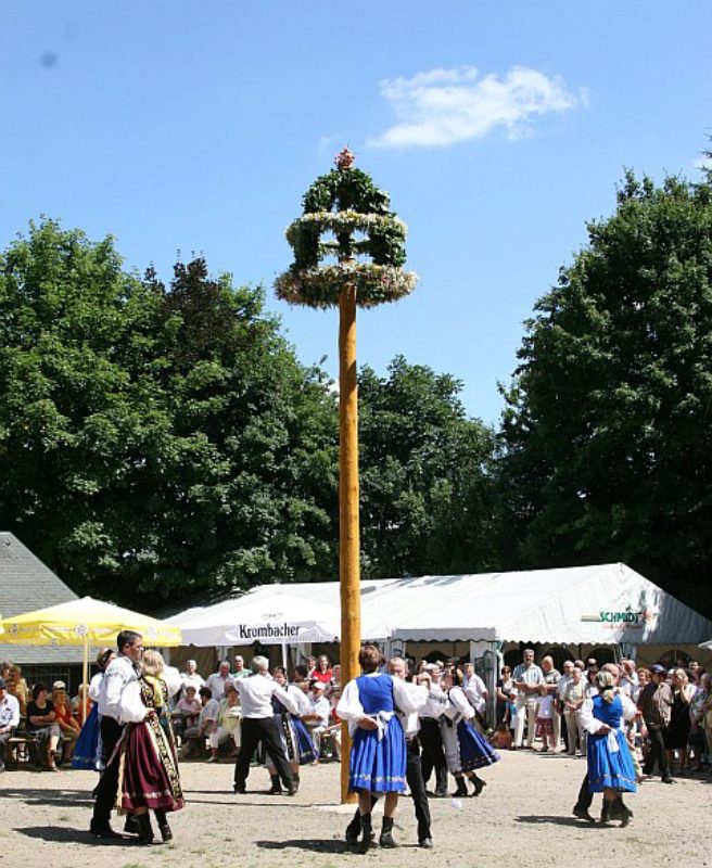 Tanzgruppe Mittelhessen unter der Krone. Foto: ...