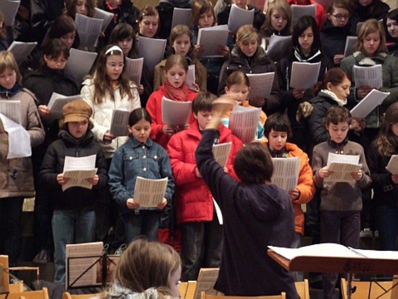 Der Jugendchor der Musikwoche unter Leitung von ...