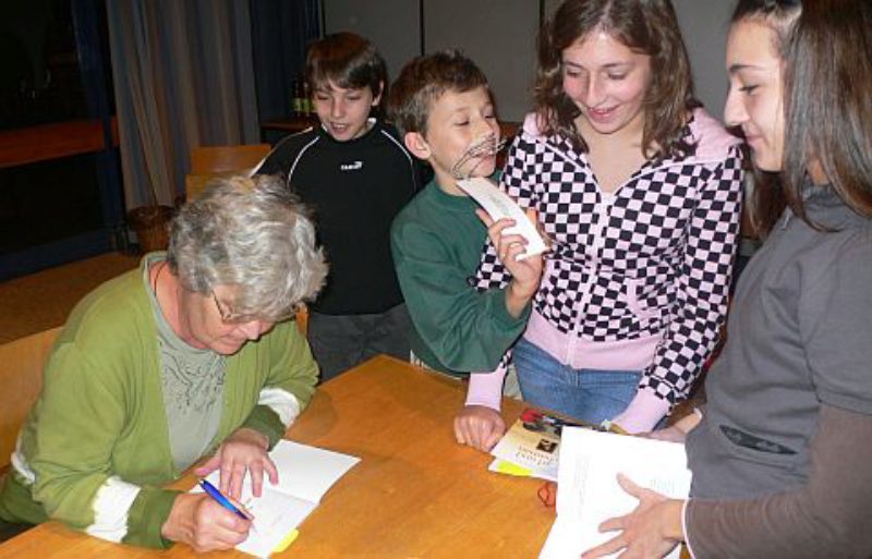 Die Kinderbuchautorin Anne Junesch signiert ihre ...