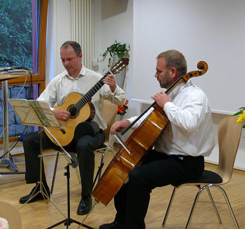 Volker Potoradi (Violoncello) und Robin McBride ...