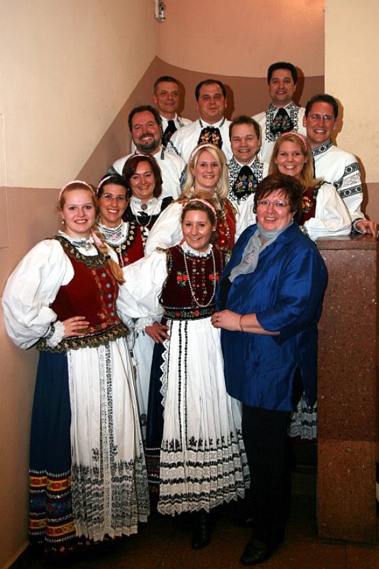 Zufriedene Tanzgruppe auf dem Osterball in ...