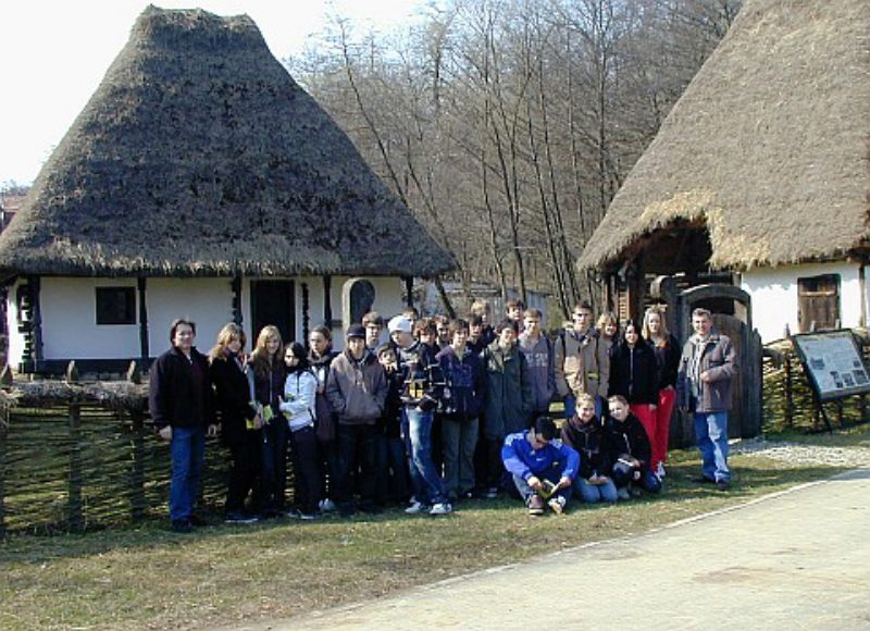 Gruppenbild vor historischen Husern im ...