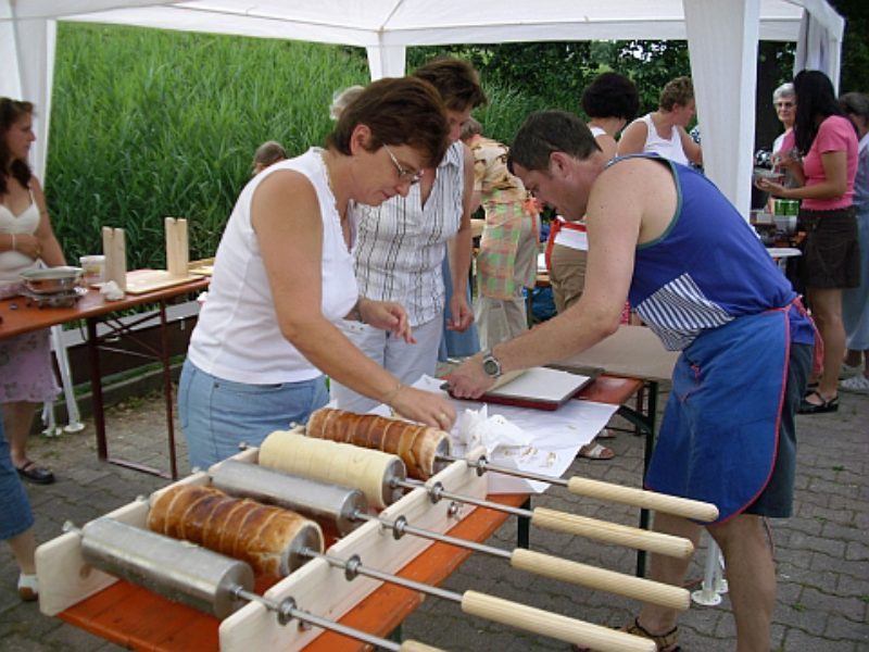 Paul Schuller und Helferinnen beim ...