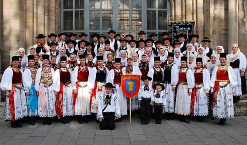 Auf den Stufen der Lukaskirche in Mnchen bot ...