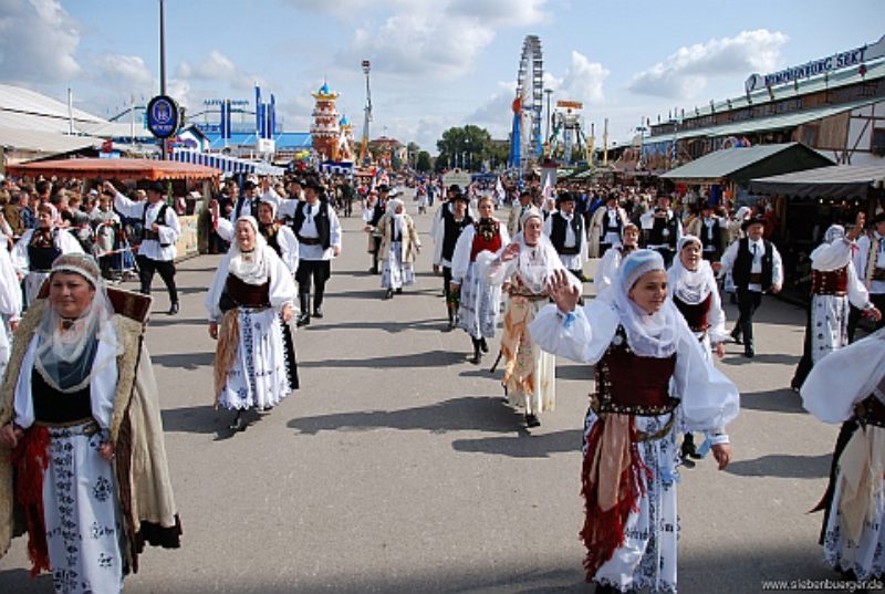 Begleitet von Blasmusik fiel das beschwingte ...